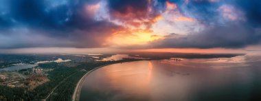 Vyshgorod, Ukrayna 'daki Kyiv denizi üzerinde dramatik renkli günbatımı, seyahat geçmişi. İHA 'dan büyük panorama