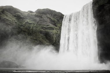 İzlanda 'da Scogafoss şelalesi. Yaz seyahati İskandinav konsepti. Doğal İzlanda arkaplanı.