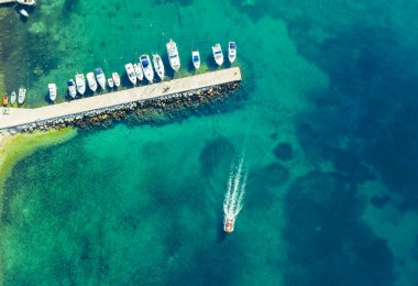 Hırvatistan 'daki inanılmaz teknelerin havadan görünüşü. Marina Körfezi 'nde tekne ve deniz manzarası var. Liman insansız hava aracı, yat, motorlu tekne ve yelkenli. Güzel port