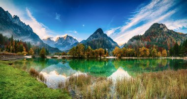 Jasna Gölü ve dağların güzel yansımaları. Triglav Ulusal Parkı, Slovenya. Panoramik görünüm