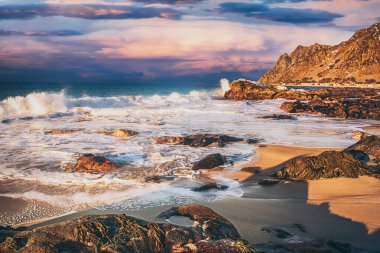 Norveç 'in dramatik Atlantik okyanus kıyısında huzurlu bir manzara, ama Lofoten Adaları' nın muhteşem kış manzarası içinde güzel bir gün batımı. Peyzaj doğa kavramı