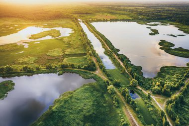 Kırsal yaz günbatımı manzarası nehir, göller, bataklık ve güneş ışığı, doğal arka plan, hava manzarası