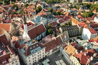 Tallinn Eski Kasabası 'nın havadan görünüşü. Estonya 'nın başkentinin merkezine yukarıdan bak. Seyahat hedefi kavramı