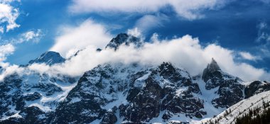 Kışın Polonya 'da Morskie Oko veya Sea Eye Gölü yakınlarındaki dağ zirveleri. Doğal mevsimlik arka plan, Avrupa Tatraları