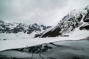 Donmuş Morskie Gölü ya da kışın Polonya 'da Sea Eye Gölü. Doğal mevsimlik arka plan, ünlü turistik yer.