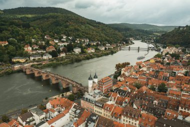 Neckar nehri, Almanya ile Heidelberg şehrinin hava manzarası. Heidelberg kasabası ünlü Karl Theodor eski köprüsü ve Heidelberg kalesi.