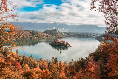 Slovenya, Bled Gölü 'ndeki Varsayım Kilisesi' ne bakın. Sonbaharda renkli ağaçlarla