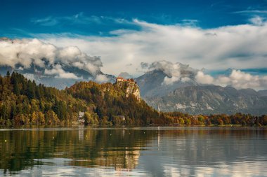 Slovenya, Bled 'de bulunan Bled Kalesi' ni uçuruma bakan bir göle inşa ettirdi..