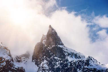 Kışın Polonya 'da Morskie Oko Gölü yakınlarındaki dağ zirveleri. Doğal mevsimlik arka plan, Avrupa Tatraları. Bulanık bulutlu arazi