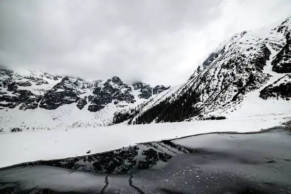 Donmuş Morskie Gölü ya da kışın Polonya 'da Sea Eye Gölü. Doğal mevsimlik arka plan, ünlü turistik yer.