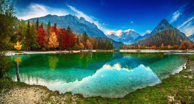 Jasna Gölü ve dağların güzel yansımaları. Triglav Ulusal Parkı, Slovenya. Panoramik görünüm