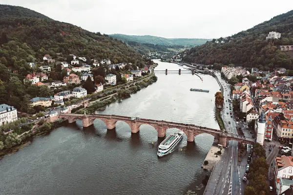 Neckar nehri, Almanya ile Heidelberg şehrinin hava manzarası. Heidelberg kasabası ünlü Karl Theodor eski köprüsü ve Heidelberg kalesi.