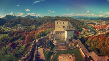 Slovenya 'nın Celje şehrindeki ortaçağ kalesi. İnanılmaz panoramik sonbahar manzaralı açık hava turistik arka planı