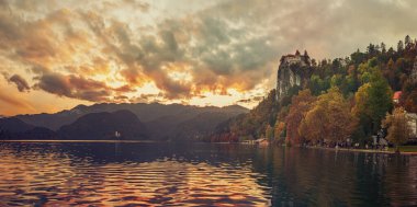 Slovenya 'nın başkenti Bled' de yer alan Bled 'e bakan bir uçurumun tepesine inşa edilmiş muhteşem bir sonbahar manzarası..