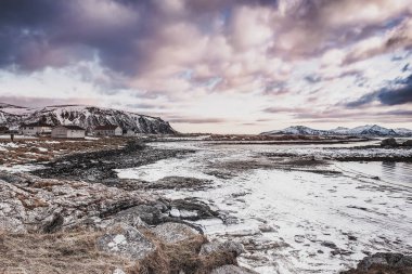 Kuzey Norveç 'teki Lofoten Adaları' ndaki karlı dağlarla güzel bir kış gölü manzarası. Mevsimlik arkaplan.