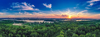 Kiev 'de kırsal yaz günbatımı Dnipro nehri ve dramatik renkli gökyüzü, doğal arka plan, hava manzarası. İnanılmaz mevsimsel manzara manzarası