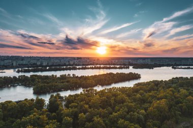 Kiev 'de kırsal yaz günbatımı Dnipro nehri ve dramatik renkli gökyüzü, doğal arka plan, hava manzarası. İnanılmaz mevsimsel manzara