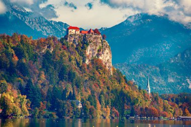 Slovenya, Bled 'de bulunan Bled Kalesi' ni uçuruma bakan bir göle inşa ettirdi..