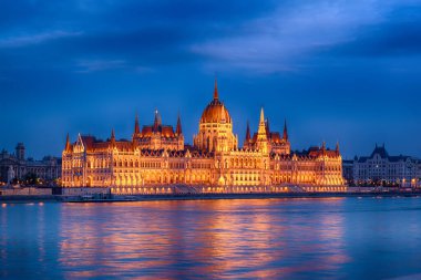 Budapeşte Parlamento Binası ve Tuna Nehri ile aydınlatma, gece seyahat gezi arka plan