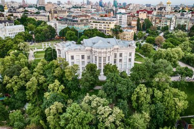Ukrayna 'nın başkenti Kyiv' deki tarihi müzenin günbatımında havadan görünüşü. Seyahat hedef arkaplanı