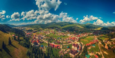 Bukovel, Carpathian dağları, Ukrayna 'daki yaz dağlarının havadan görünüşü. Seyahat gezisi manzarası, panoramik manzara