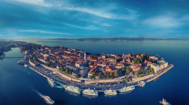 Zadar 'ın eski kasaba ve deniz manzarası. Zadar, Hırvatistan. Seyahat yerleri, tatil geçmişi. Yukarıdan şehir merkezine bak.