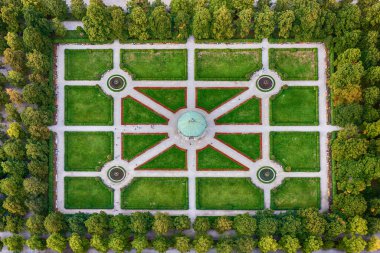 Münih, Almanya 'da güzel simetrik bir Hofgarten parkı. Ortasında Diana tapınağı var. Yukarıdan düz görüntü. Rönesans mimarisi
