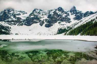 Donmuş Morskie Gölü ya da kışın Polonya 'da Sea Eye Gölü. Doğal mevsimlik arka plan, ünlü turistik yer.