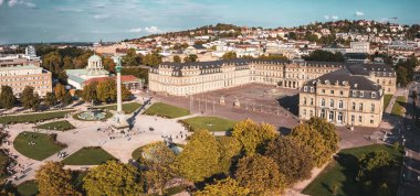 Almanya 'nın Stuttgart kentindeki ünlü Schlossplatz' ın hava panoramik görüntüsü.