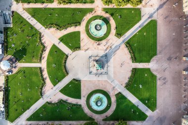 Almanya 'nın Stuttgart kentindeki ünlü Schlossplatz' ın düz hava manzarası, seyahat arka planı