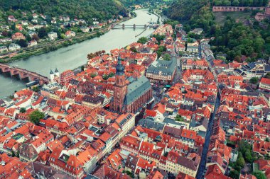 Neckar nehri, Almanya ile Heidelberg şehrinin hava manzarası. Heidelberg kasabası ünlü Karl Theodor eski köprüsü ve Heidelberg kalesi.