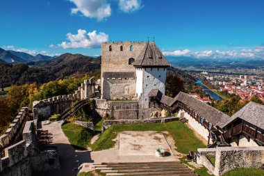 Slovenya 'nın Celje şehrindeki ortaçağ kalesi. Açık hava turistik geçmişi