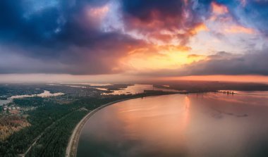Vyshgorod, Ukrayna 'daki Kyiv denizi üzerinde dramatik renkli günbatımı, seyahat geçmişi. İHA 'dan büyük panorama