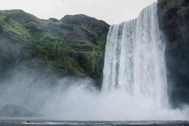 İzlanda 'da Scogafoss şelalesi. Yaz seyahati İskandinav konsepti. Doğal İzlanda arkaplanı.