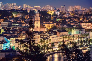 Geceleri ayrıl, Hırvatistan. Roma mimarisi ve seyahat yeri ile ünlü aydınlık şehir. Marjan parkından görüntü.