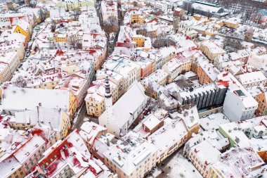 Tallinn Eski Kasabası 'nın kışın havadan görünüşü. Estonya 'nın başkentinin merkezine yukarıdan bak. Seyahat konsepti. Noel havası. Çatılar karla kaplı..