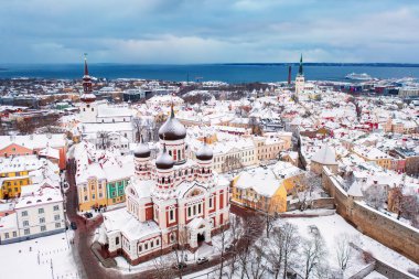 Tallinn Eski Kasabası 'nın kışın havadan görünüşü. Başkent Estonya 'nın merkezinden Alexander Nevsky Katedrali' ne bakın. Seyahat konsepti. Noel havası. Karlı çatılar.