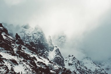 Kışın Polonya 'da Morskie Oko Gölü yakınlarındaki dağ zirveleri. Doğal mevsimlik arka plan, Avrupa Tatraları. Bulanık bulutlu arazi