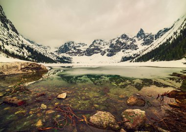 Donmuş Morskie Gölü ya da kışın Polonya 'da Sea Eye Gölü. Doğal mevsimlik arka plan, ünlü turistik yer.