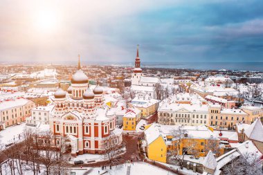 Tallinn Eski Kasabası 'nın kışın havadan görünüşü. Başkent Estonya 'nın merkezinden Alexander Nevsky Katedrali' ne bakın. Seyahat konsepti. Noel havası. Karlı çatılar.