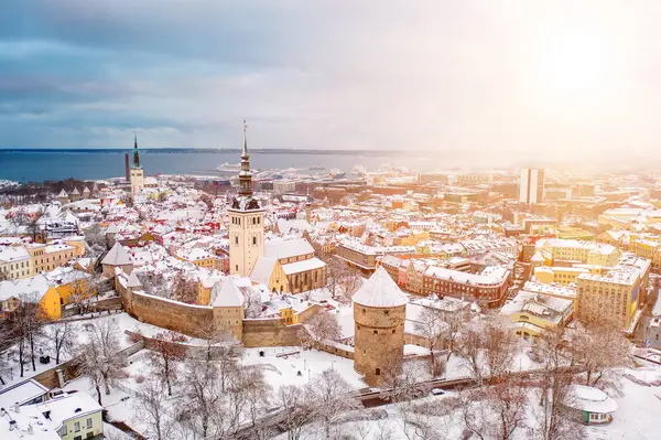 Tallinn Eski Kasabası 'nın kışın havadan görünüşü. Estonya 'nın başkentinin merkezine yukarıdan bak. Seyahat konsepti. Noel havası. Çatılar karla kaplı..