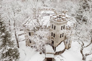 Glen parkındaki eski kale. Tallinn, Estonya. Kış mevsimi manzarası. Yukarıdan görüntüle