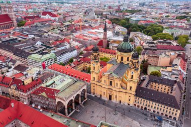 Münih Theatine kilise St. Cajetan Theatinerkirche St. Kajetan ve Odeonplatz, Münih, Bavyera, Almanya gündüz havadan görünümü