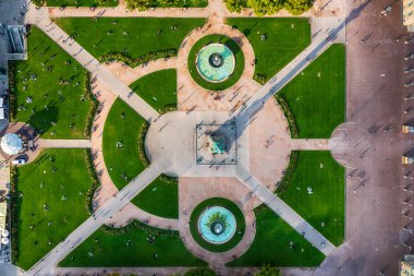 Almanya 'nın Stuttgart kentindeki ünlü Schlossplatz' ın düz hava manzarası, seyahat arka planı