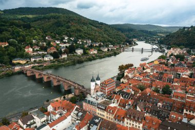 Neckar nehri, Almanya ile Heidelberg şehrinin hava manzarası. Heidelberg kasabası ünlü Karl Theodor eski köprüsü ve Heidelberg kalesi.