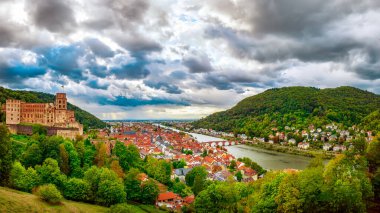 Neckar nehri, Almanya ile birlikte Heidelberg şehrinin panoramik manzarası. Seyahat hedefi kavramı