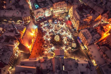 Tallinn Eski Kasabası 'nın kışın Belediye Meydanı' ndaki hava manzarası. Estonya 'nın başkentinin merkezine yukarıdan bak. Seyahat konsepti. Noel havası. Çatılar karla kaplı..