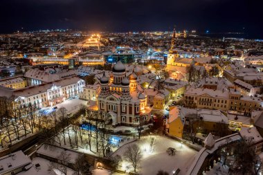 Kışın Tallinn Eski Kasabası 'nın hava gecesi manzarası. Başkent Estonya 'nın merkezinden Alexander Nevsky Katedrali' ne bakın. Seyahat konsepti. Noel havası. Karlı çatılar.