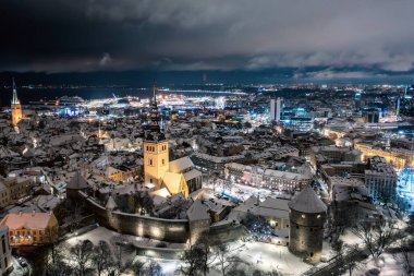 Kışın Tallinn Eski Kasabası 'nın hava gecesi manzarası. Estonya 'nın başkentinin merkezine yukarıdan bak. Seyahat konsepti. Noel havası. Çatılar karla kaplı..