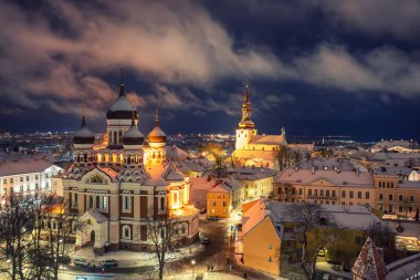 Kışın Tallinn Eski Kasabası 'nın hava gecesi manzarası. Başkent Estonya 'nın merkezinden Alexander Nevsky Katedrali' ne bakın. Seyahat konsepti. Noel havası. Karlı çatılar.